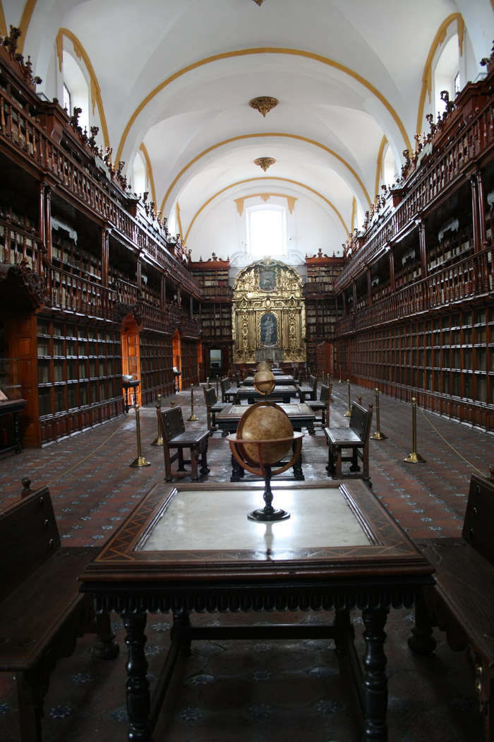 El alargado salón de la Biblioteca Palafoxiana