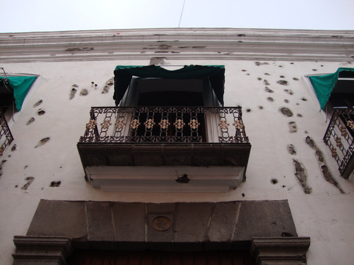 Fachada con balazos de la Casa Serdán