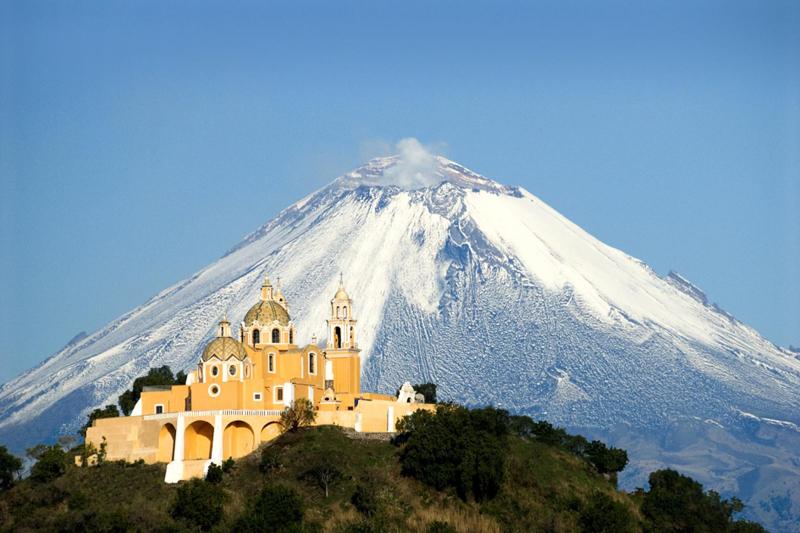 Iglesia de Nuestra Señora de los Remedios sobre la Gran Pirámide 