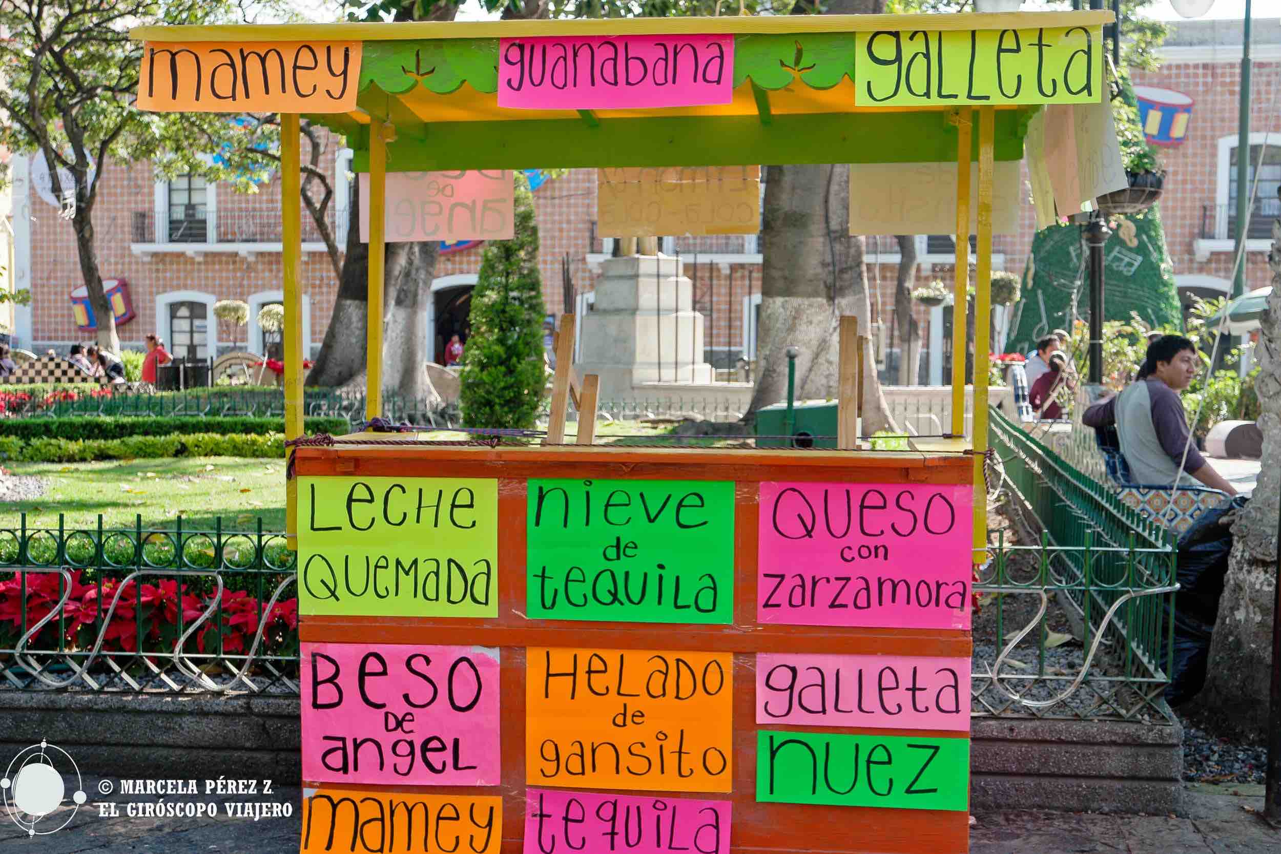 Surtido de exóticos sabores de nieves y helados en la plaza central